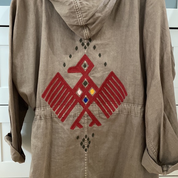 Aritzia Community / Loose fitting hood with embroidery on back - Picture 2 of 6